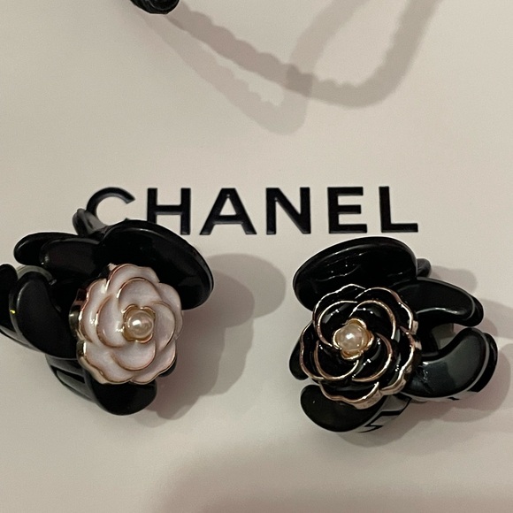 NWOT PAIR OF ENAMEL CAMELLIA FLOWER SMALL HAIR CLIP ONE WHITE ONE BLACK 💕 - Picture 1 of 2